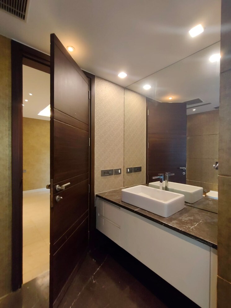 Bathroom, safdarjung enclave 4 Bedroom 4000 Sq.Ft. Builder Floor In Safdarjung Enclave Delhi 9182183