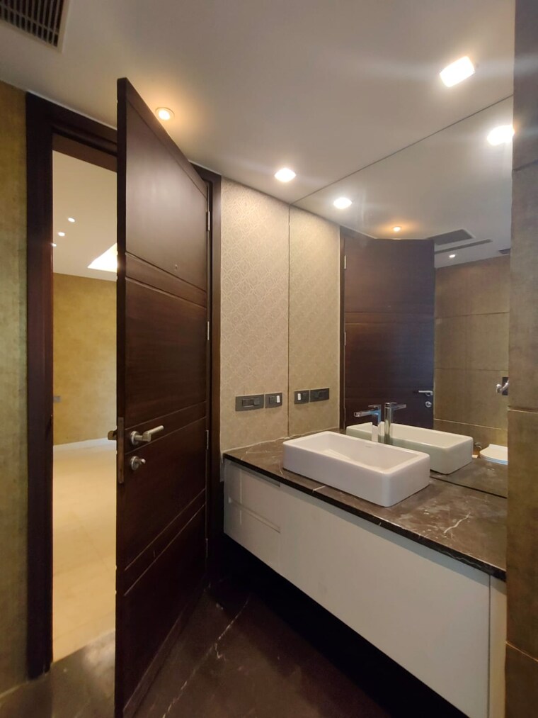 Bathroom, safdarjung enclave 4 Bedroom 4000 Sq.Ft. Builder Floor In Safdarjung Enclave Delhi 9182183
