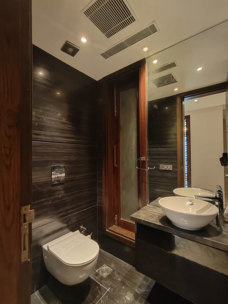 Bathroom, safdarjung enclave 4 Bedroom 4000 Sq.Ft. Builder Floor In Safdarjung Enclave Delhi 9182183