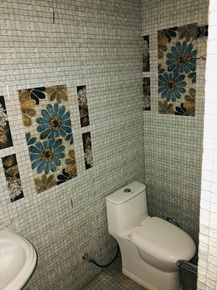 Bathroom, sai-tower-gurgaon 3 Bedroom 900 Sq.Ft. Builder Floor In Sector 8 Gurgaon 9182193