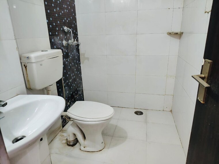 Bathroom, shyam-bankey-bihari-sharnam 3 Bedroom 1450 Sq.Ft. Apartment In Raj Nagar Extension Ghaziabad 9182223