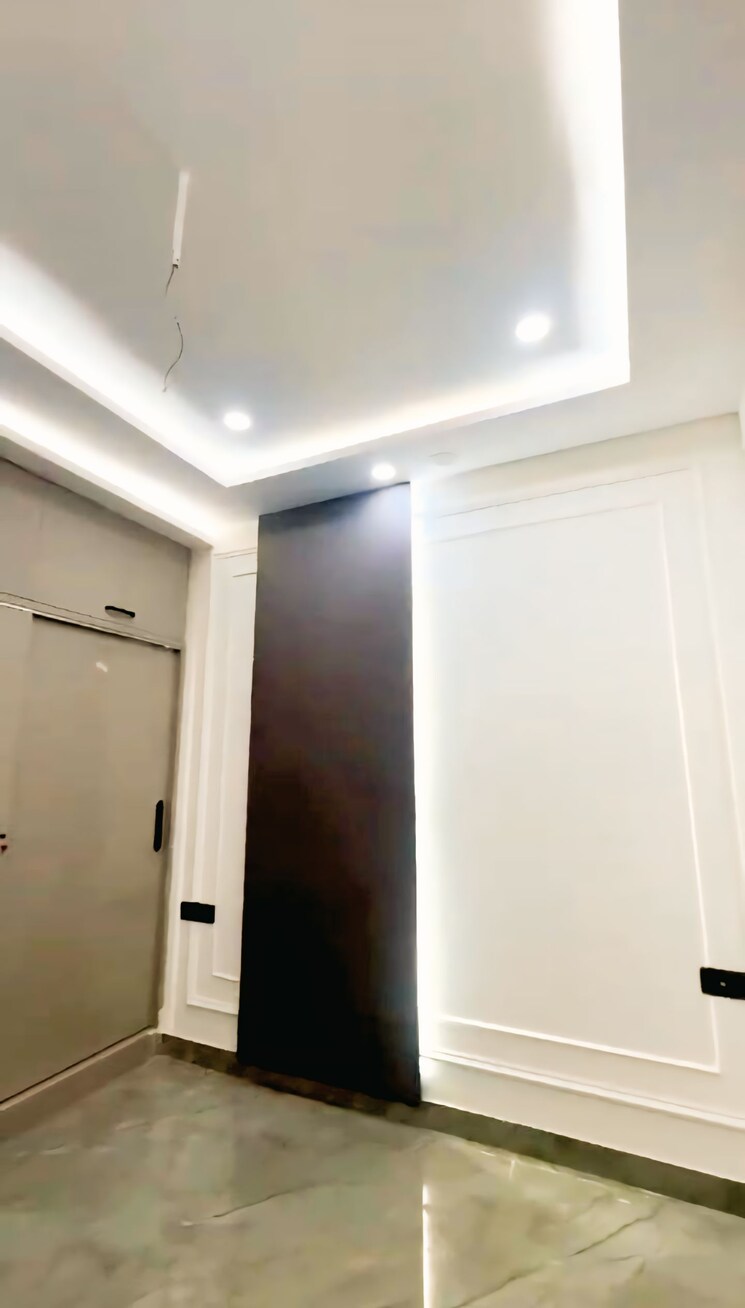 Room, tilak nagar 3 Bedroom 255 Sq.Yd. Apartment In Tilak Nagar Delhi 9182248