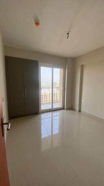 Room in 2 BHK Apartment at Tata Eureka Park, Sector 150 – for Rent