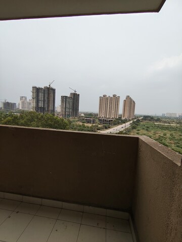 Swimming Pool in 3 BHK Apartment at Tata Eureka Park, Sector 150 – for Rent