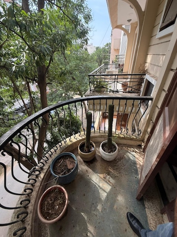 Balcony in 2 BHK Builder Floor at Dlf Phase ii – for Rent