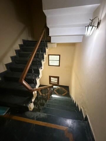 Staircase in 2 BHK Builder Floor at Dlf Phase ii – for Rent