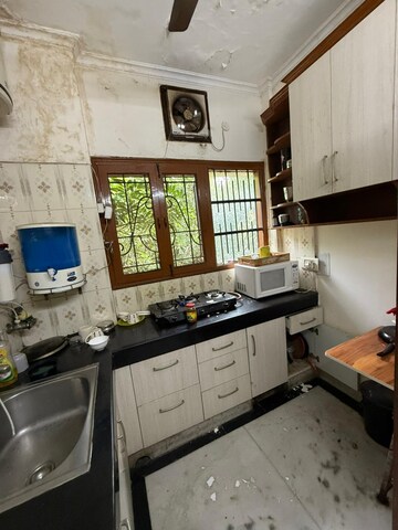 Kitchen in 2 BHK Builder Floor at Dlf Phase ii – for Rent