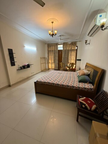 Bedroom in 2 BHK Builder Floor at Dlf Phase ii – for Rent