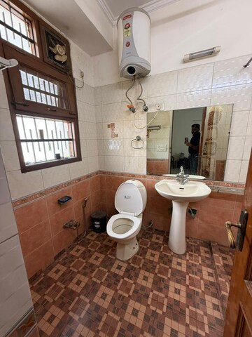 Bathroom in 2 BHK Builder Floor at Dlf Phase ii – for Rent