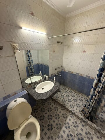 Bathroom in 2 BHK Builder Floor at Dlf Phase ii – for Rent