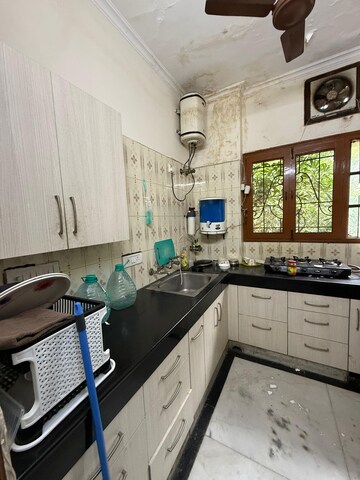 Kitchen in 2 BHK Builder Floor at Dlf Phase ii – for Rent
