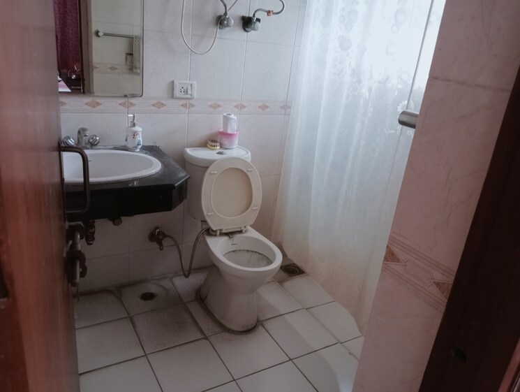 Bathroom, unitech-uniworld-gardens-2 2 Bedroom 937 Sq.Ft. Apartment In Sector 47 Gurgaon 9182692