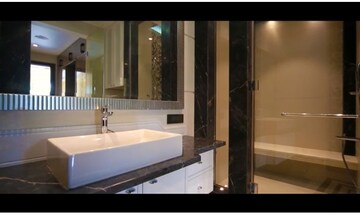 Bedroom in 4 BHK Builder Floor at Qutub Plaza, Sector 26 – for Rent