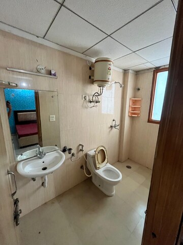 Bathroom in 1 BHK Builder Floor at Sector 43 – for Rent