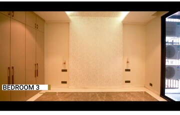 Room in 4 BHK Builder Floor at Qutub Plaza, Sector 26 – for Rent