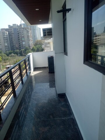 Balcony in 1 BHK Builder Floor at Sector 43 – for Rent
