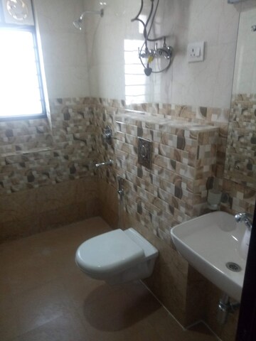 Bathroom in 1 BHK Builder Floor at Sector 43 – for Rent