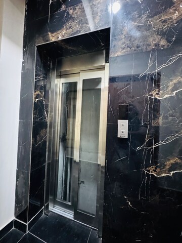 Lift in 3 BHK Builder Floor at Saket – for Rent