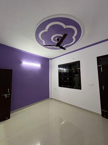 Room in 3 BHK Apartment at Silver Line H Block, Chinhat – for Rent