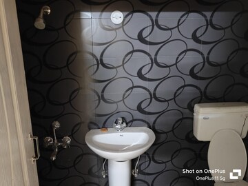 Bathroom in 3 BHK Apartment at Silver Line H Block, Chinhat – for Rent