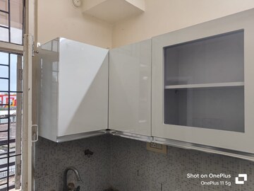 Room in 3 BHK Apartment at Silver Line H Block, Chinhat – for Rent