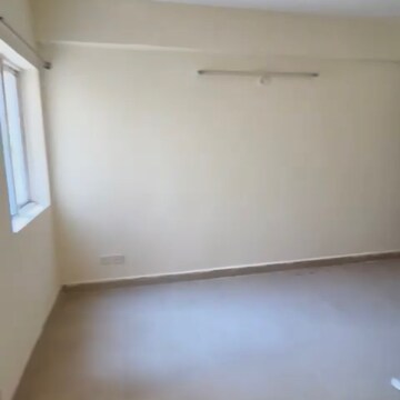 Room in 2.5 BHK Apartment at Supertech Ecociti, Sector 137 – for Rent