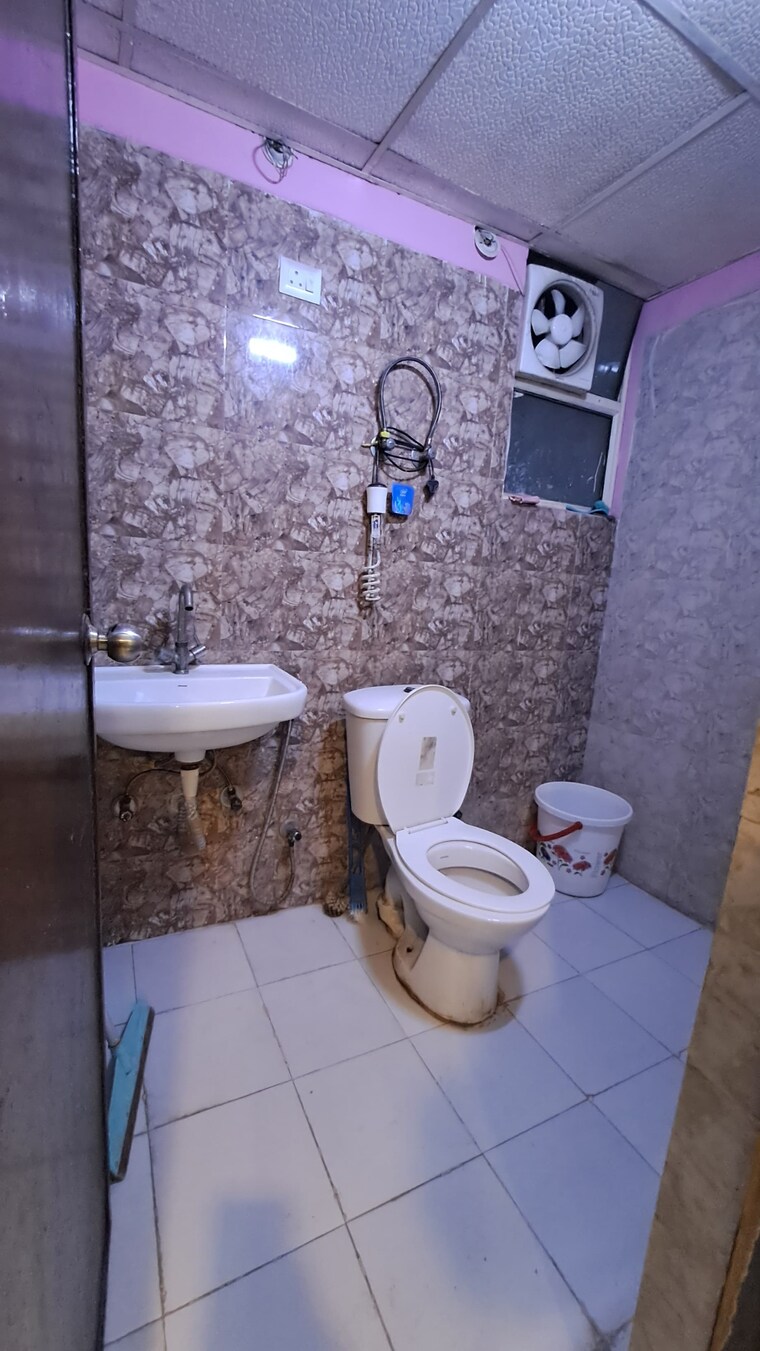 Bathroom, galaxy-north-avenue-ll 2.5 Bedroom 1175 Sq.Ft. Apartment In Gaur City 2 Greater Noida 9182848