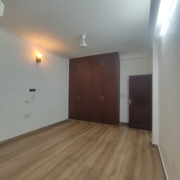 Room in 3 BHK Builder Floor at Eros Rosewood City, Rosewood City – for Rent