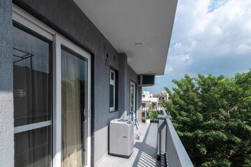 Balcony in 1 BHK Builder Floor at Ansal Sushant Floors, Sushant Lok ii – for Rent