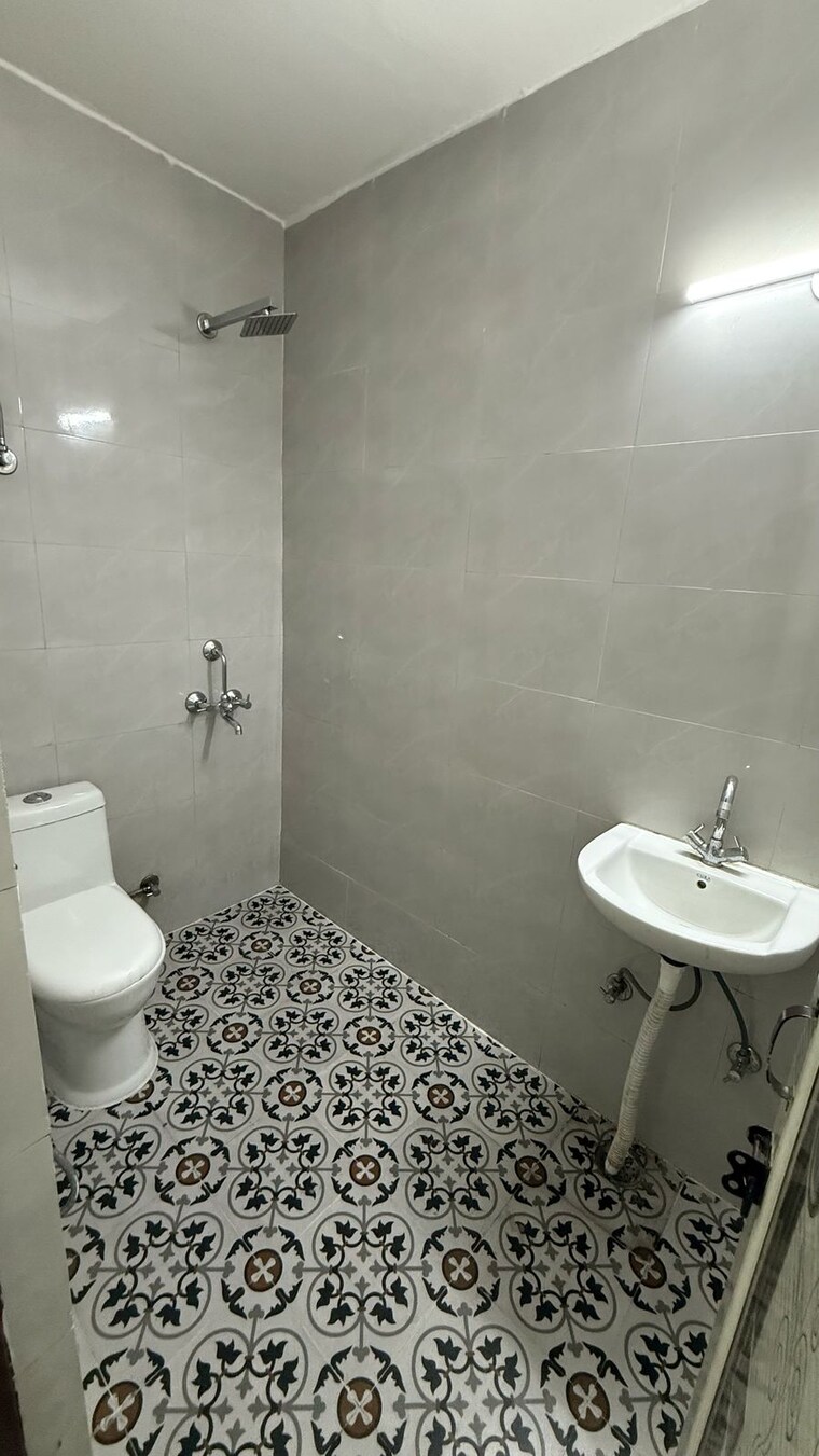 Bathroom, saket 2 Bedroom 900 Sq.Ft. Apartment In Saket Delhi 9183392