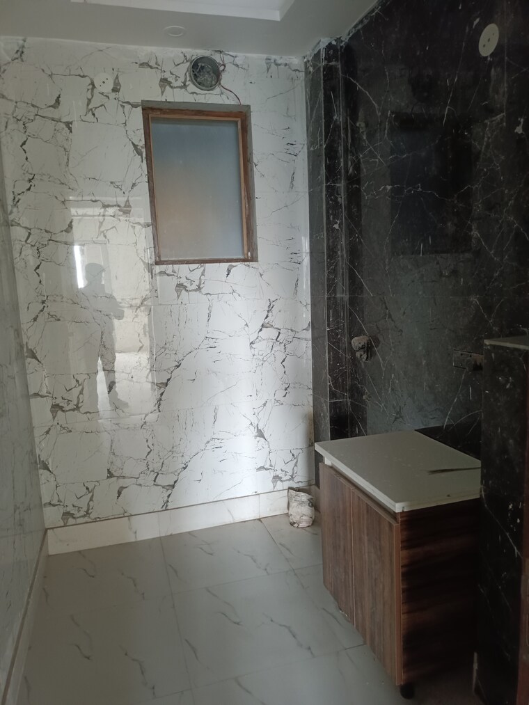 Bathroom, green fields colony 4 Bedroom 300 Sq.Yd. Builder Floor In Green Fields Colony Faridabad 9183602