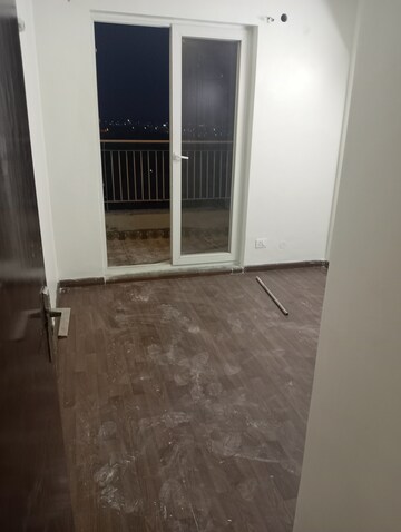 Room in 2 BHK Apartment at BPTP Discovery Park, Sector 80 – for Rent