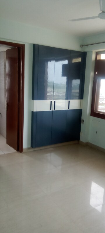 Room in 3.5 BHK Apartment at Apex Green, Sector 8 – for Rent
