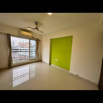 Room in 2 BHK Apartment at Lokhandwala Complex, Lokhandwala Complex – for Rent