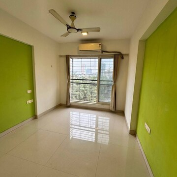Room in 2 BHK Apartment at Lokhandwala Complex, Lokhandwala Complex – for Rent
