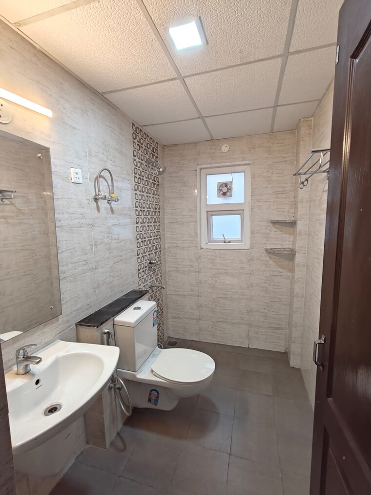 Bathroom, omaxe-new-chandigarh 3.5 Bedroom 1995 Sq.Ft. Builder Floor In North Mullanpur Chandigarh 9183838