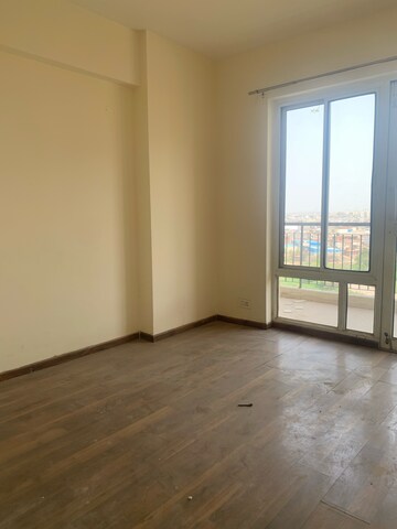 Room in 4 BHK Apartment at Piedmont Taksila Heights, Sector 37c – for Rent