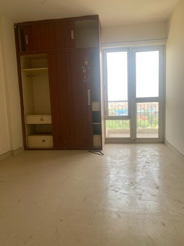 Room in 4 BHK Apartment at Piedmont Taksila Heights, Sector 37c – for Rent