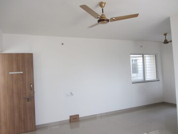 Room in 2 BHK Apartment at Kishor Platinum Towers, Wakad – for Rent