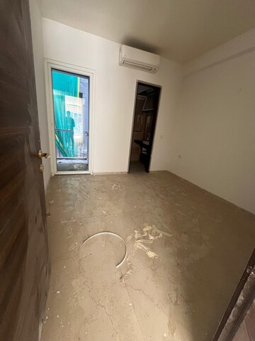 Room in 3 BHK Apartment at Smart World Orchard, Sector 61 – for Rent