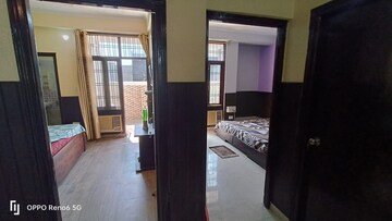 Room in 2.5 BHK Apartment at Parsvnath Royale Floors, Uattardhona – for Rent