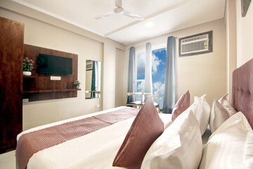 Living Room in 2.5 BHK Apartment at Suncity Essel Tower, Sector 28 – for Rent