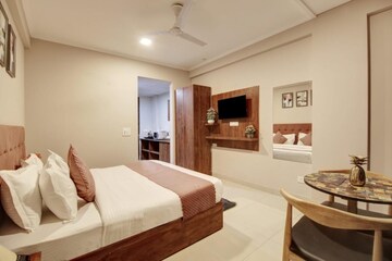 Bedroom in 2.5 BHK Apartment at Suncity Essel Tower, Sector 28 – for Rent