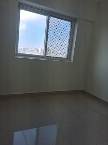 Room in 2.5 BHK Apartment at Amrapali Silicon City, Sector 76 – for Rent