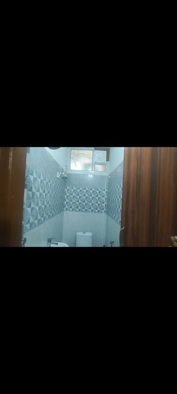 Room in 2.5 BHK Builder Floor at Nijampur Malhaur – for Rent