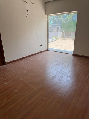 Room in 6+ BHK Independent House at South Extension ii – for Rent