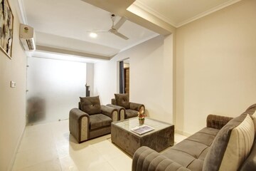 Living Room in 1 BHK Builder Floor at Ansal Sushant Lok I, Sector 43 – for Rent
