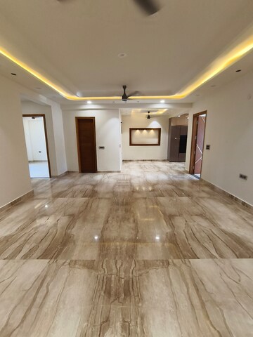 Room in 4 BHK Builder Floor at Green Fields Colony – for Sale