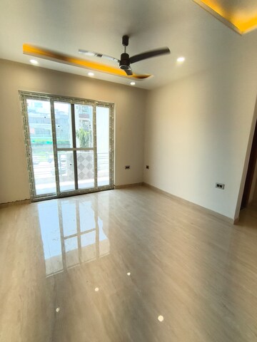 Room in 4 BHK Builder Floor at Green Fields Colony – for Sale