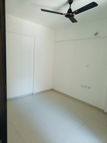 Room in 2 BHK Apartment at Jhamtani Vision Ace Phase 1, Tathawade – for Rent
